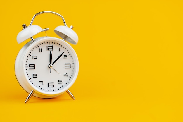 Reloj blanco sobre fondo amarillo concepto de tiempo el tiempo es importante para trabajar