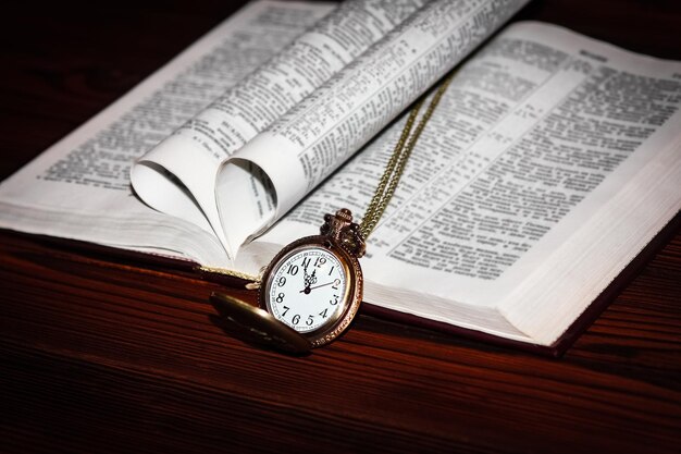 Reloj de bolsillo con fondo de libro