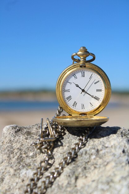 Foto un reloj de bolsillo de oro con la hora de 12 55