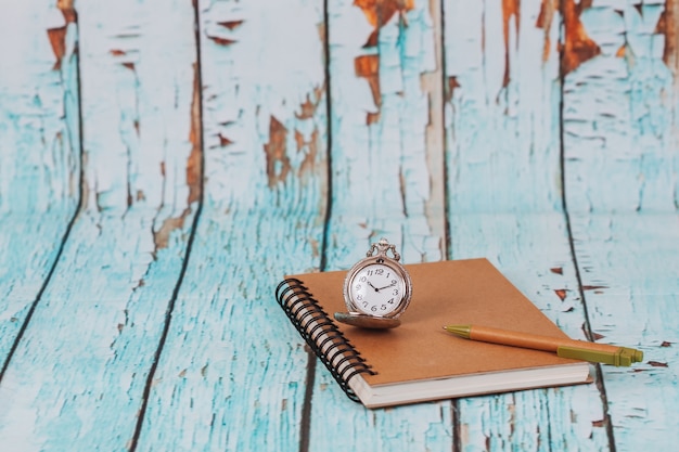 Reloj de bolsillo vintage en la nota del libro.