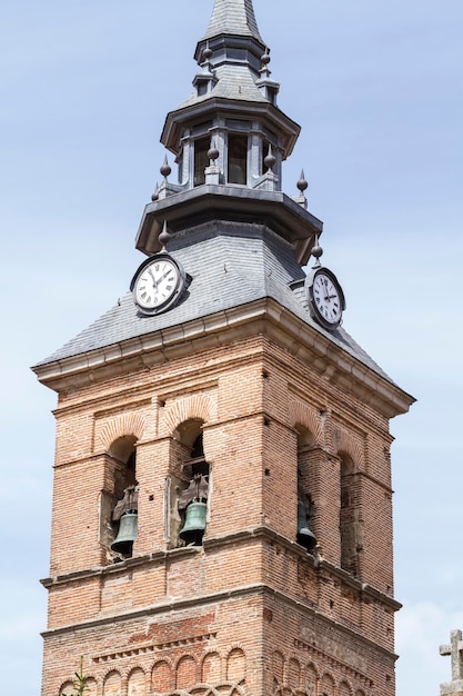 reloj y campanario en una ciudad española medieval