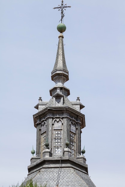 reloj y campanario en una ciudad española medieval