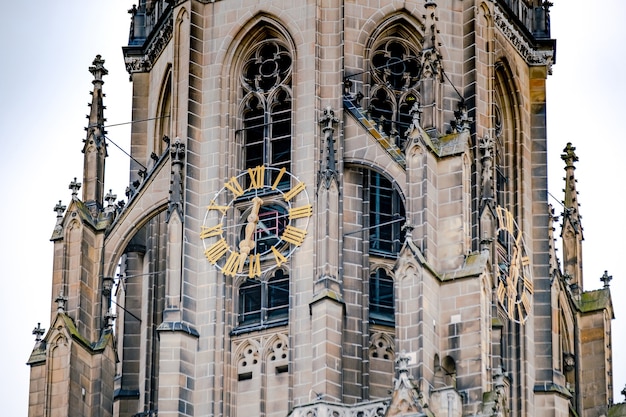 Reloj en la catedral de Linz, Austria