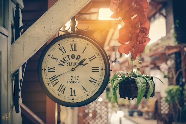 reloj clásico en el fondo de la ciudad vieja