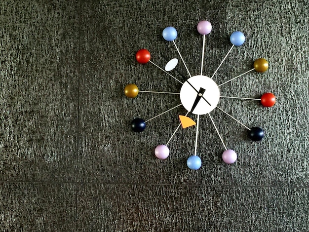 Foto reloj de colores montado en la pared