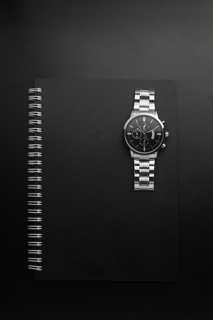 Reloj de cromo blanco de lujo sobre fondo negro