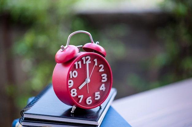 Reloj y cuaderno con lápiz