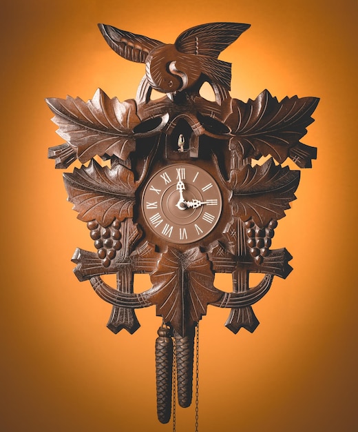 Reloj de cuco con fondo naranja