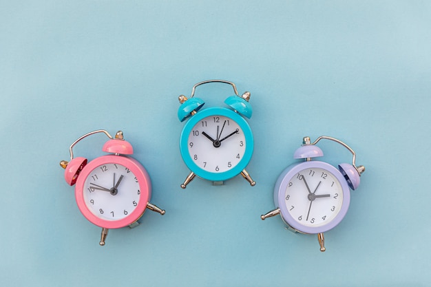 Reloj despertador clásico de tres timbres gemelos de diseño simplemente minimalista