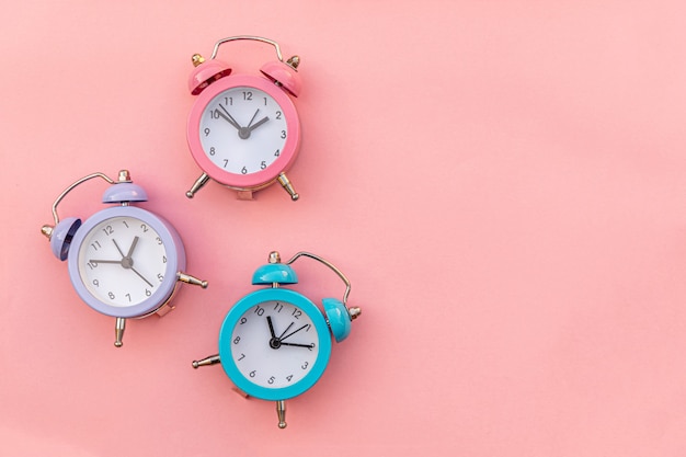 Reloj despertador clásico de tres timbres gemelos de diseño simplemente minimalista