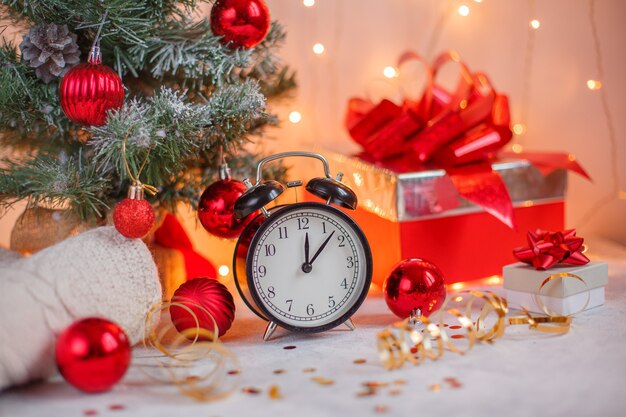 reloj despertador con luces navideñas