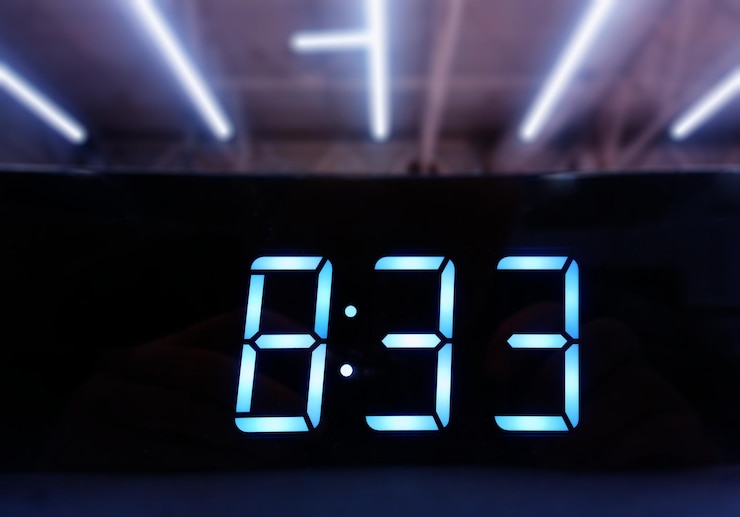 Foto reloj digital 8:33 con fondo bokeh dramático