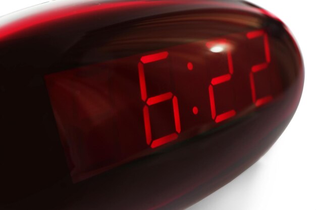 Reloj digital aislado en primer plano blanco