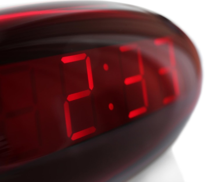 Foto reloj digital aislado en primer plano blanco