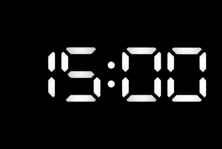 Foto reloj digital led blanco real sobre un fondo negro que muestra la hora 1500