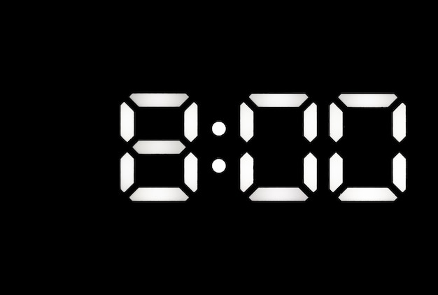 Reloj digital LED blanco real sobre un fondo negro que muestra el tiempo 800