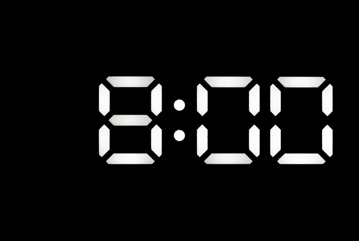 Foto reloj digital led blanco real sobre un fondo negro que muestra el tiempo 800