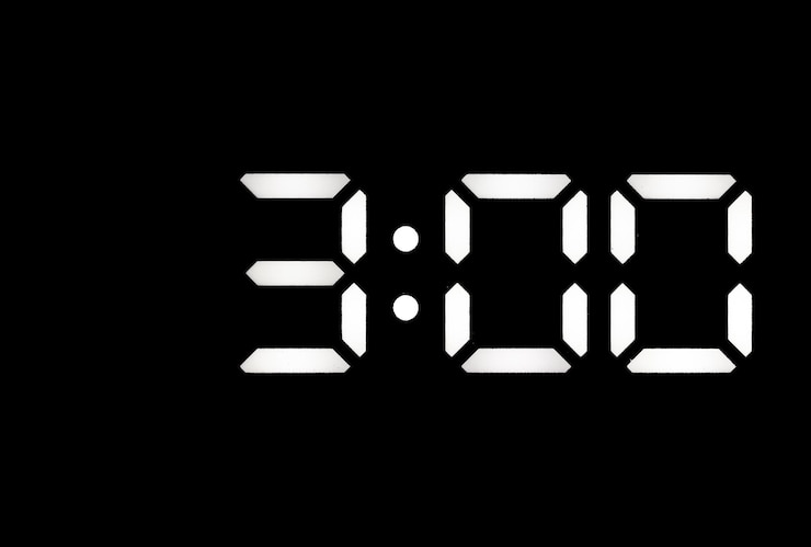 Foto reloj digital led blanco real sobre fondo negro