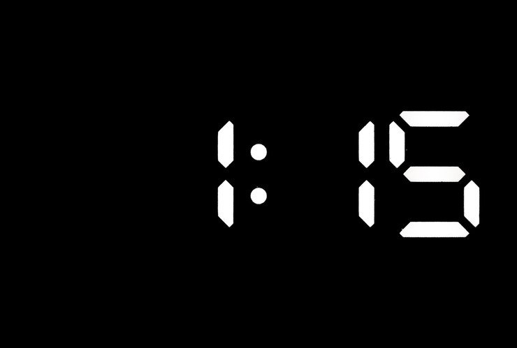 Foto reloj digital led blanco real sobre fondo negro