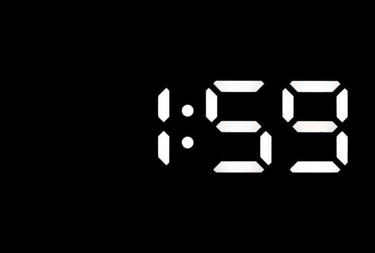 Foto reloj digital led blanco real sobre fondo negro