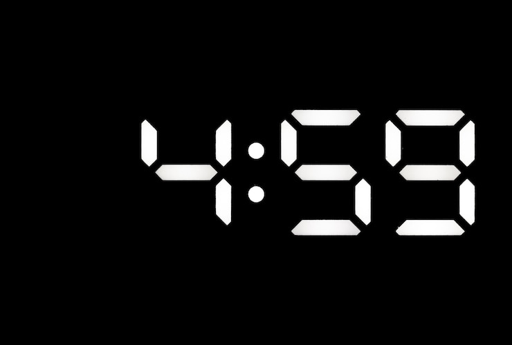Foto reloj digital led blanco real sobre fondo negro
