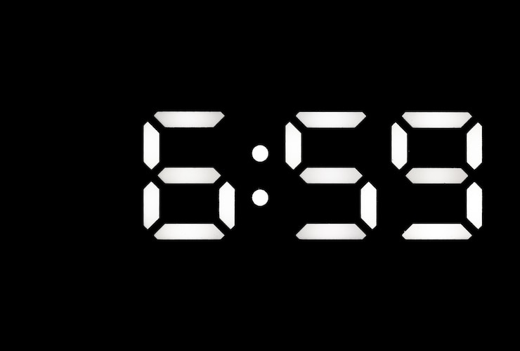 Foto reloj digital led blanco real sobre fondo negro