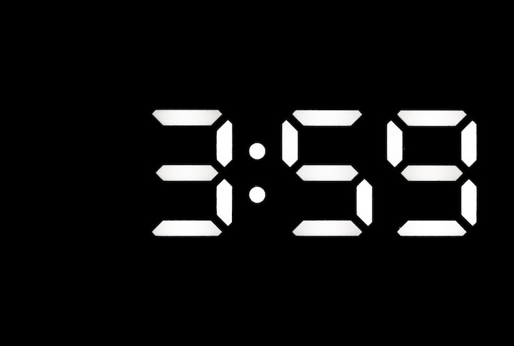 Foto reloj digital led blanco real sobre fondo negro