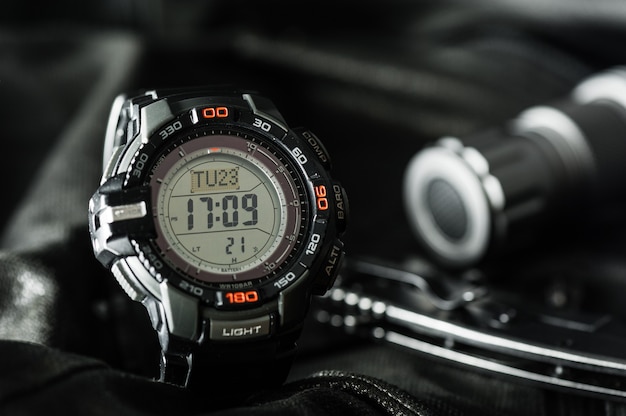 Reloj digital negro para actividades al aire libre