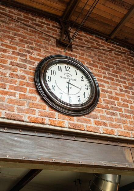 Reloj de época en la pared de ladrillo