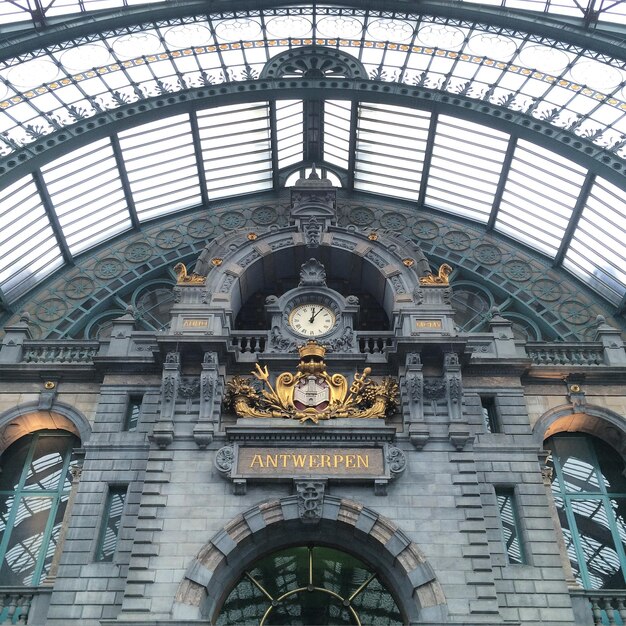 Foto reloj y escudo de armas de la ciudad en la estación central de amberes