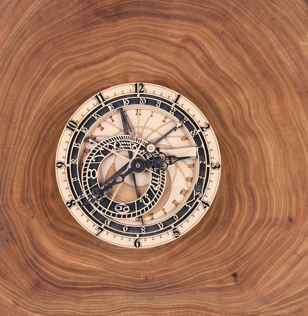 Reloj con esfera abstracta sobre fondo de madera