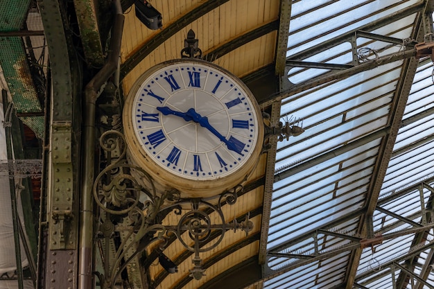 Reloj en una estación de tren tradicional en París, Francia