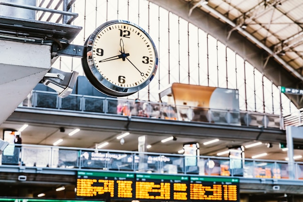 Reloj en una estación de tren.