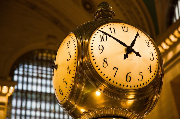 Foto reloj de la estación de trenes