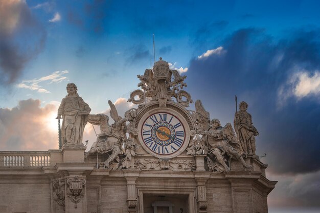 Reloj y estatuas intrincados Detalle arquitectónico de la ciudad del Vaticano