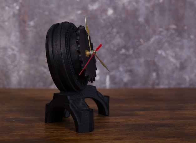 Foto reloj estilo loft casero hecho de piezas de automóvil, canasta de embrague de pistón