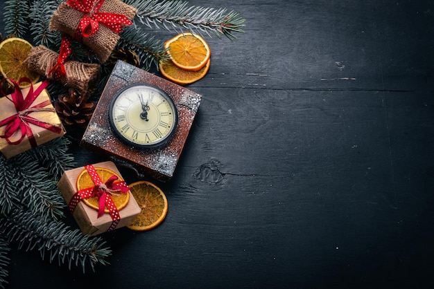 Reloj Fondo de madera de Navidad Vacaciones de Año Nuevo Motivo de Navidad En una superficie de madera Vista superior Espacio libre para el texto