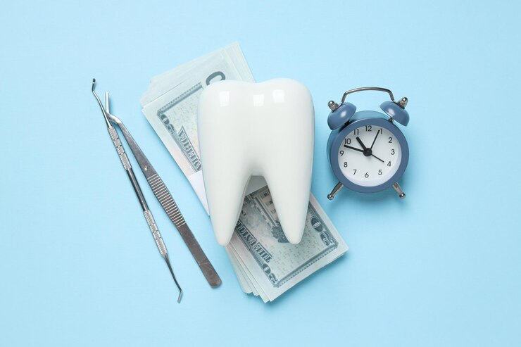 Reloj herramientas dentales diente decorativo y dinero en la vista superior de fondo azul