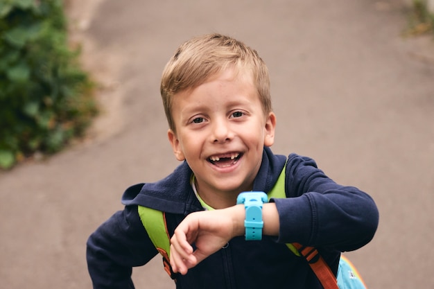 El reloj inteligente para bebés para niños llama a mamá y rastrea la ubicación con un dispositivo de pantalla táctil para niños