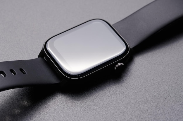 Reloj inteligente electrónico inalámbrico con cierre de pantalla táctil aislado sobre fondo negro Pulsera Bluetooth rastreador de fitness de banda negra