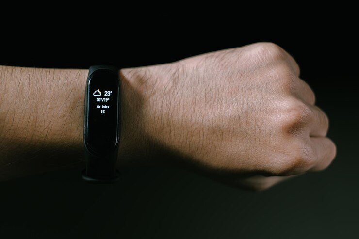 Un reloj inteligente en manos de hombres muestra información sobre la temperatura del tiempo y el índice del aire
