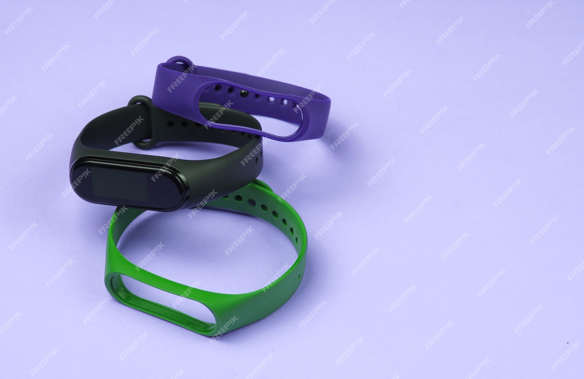 Reloj inteligente pulseras intercambiables sobre fondo morado. rastreador de fitness. gadgets modernos | Foto Premium