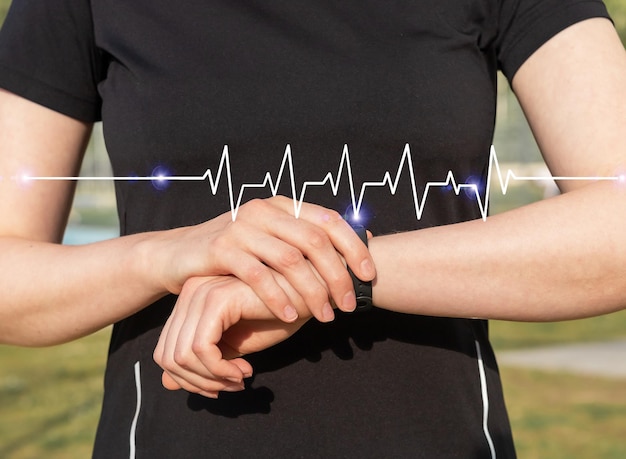 Foto reloj inteligente reloj de pulsera pulsera en la mano que comprueba el pulso cardíaco