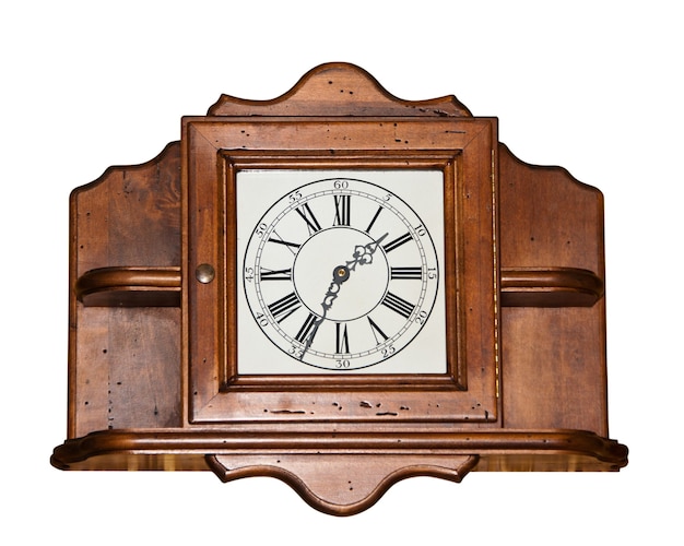 Reloj de madera vintage grande aislado en blanco