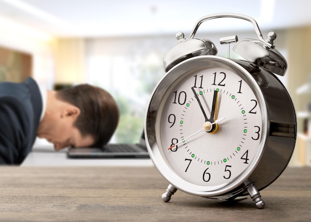 Reloj de la mañana despertar temprano hotel feliz