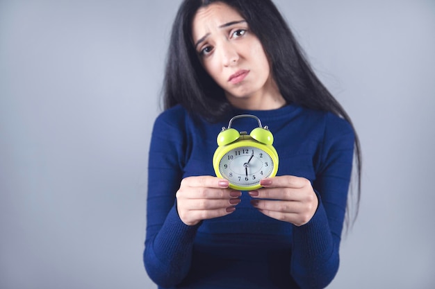 Reloj de mano de mujer cansada triste