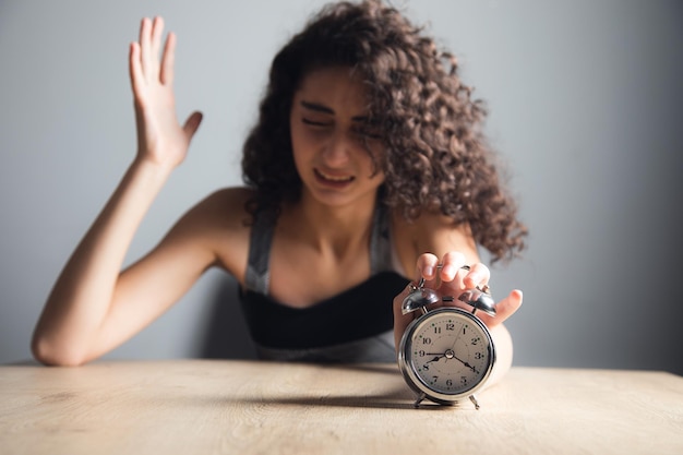 Foto reloj de mano de mujer soñolienta