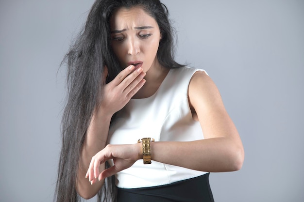 Reloj de mano de mujer sorprendida