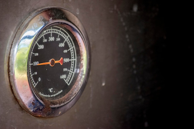 Foto reloj para medir la temperatura en un horno de pizza