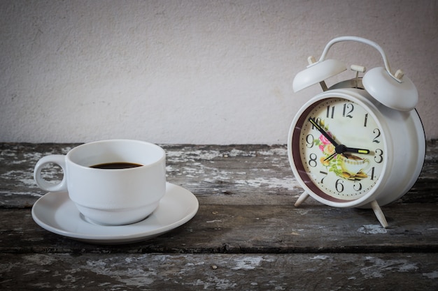 Reloj de mesa de café y madera